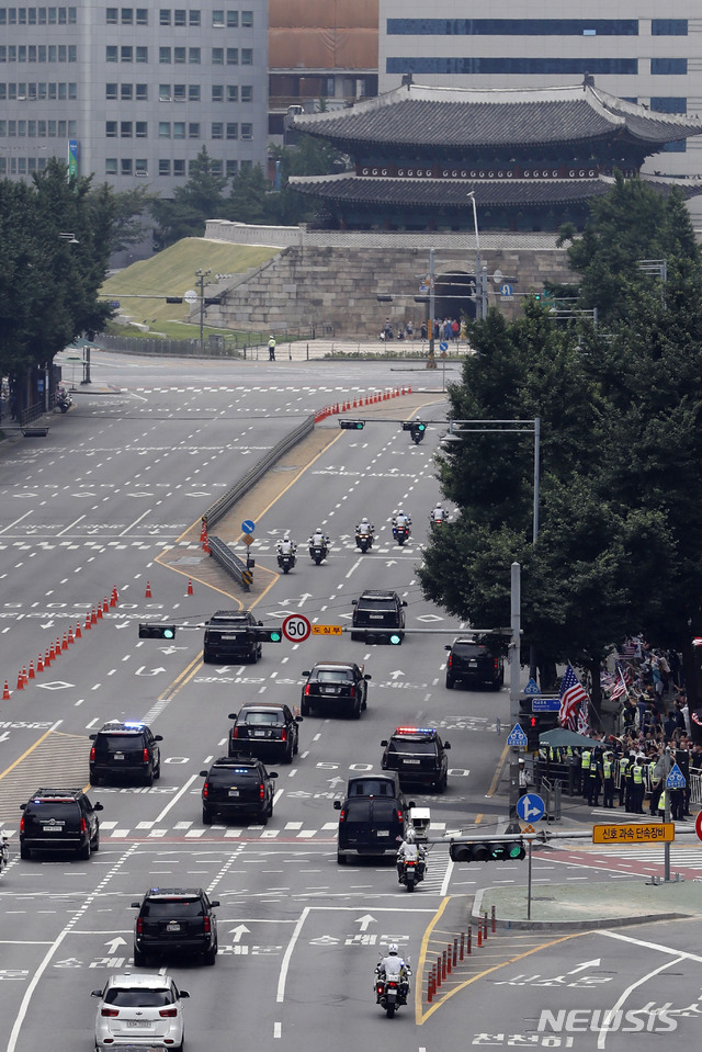 【서울=뉴시스】최동준 기자 = 30일 서울 태평로에서 도널드 트럼프 미국 대통령 차량 행렬이 이동하고 있다. 2019.06.30. photocdj@newsis.com