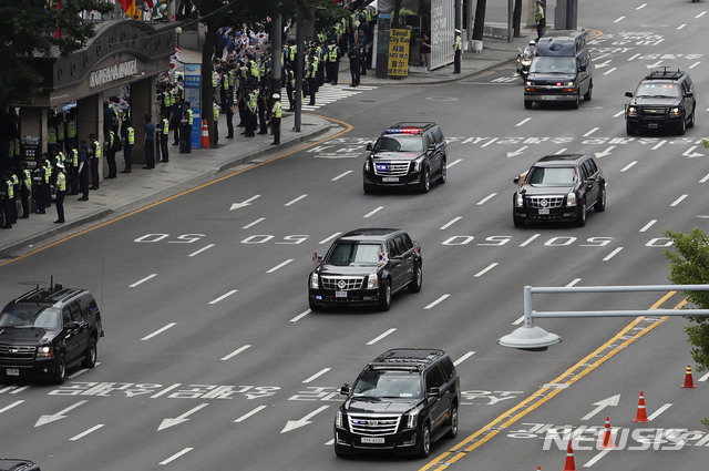 【서울=뉴시스】최동준 기자 = 30일 서울 태평로에서 도널드 트럼프 미국 대통령 차량 행렬이 이동하고 있다. 2019.06.30. photocdj@newsis.com