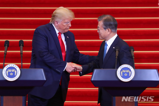 【서울=뉴시스】전신 기자 = 문재인 대통령과 도널드 트럼프 미국 대통령이 30일 청와대 본관에서 열린 공동기자회견에서 악수하고 있다. 2019.06.30. photo1006@newsis.com