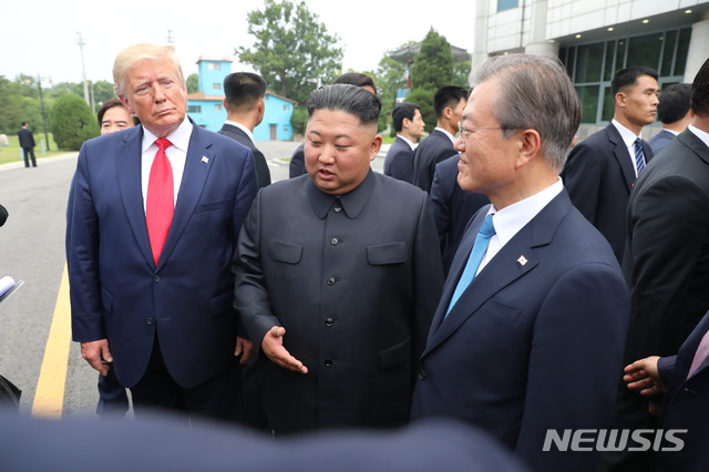 【판문점=뉴시스】박진희 기자 = 문재인 대통령이 30일 판문점 공동경비구역(JSA) 군사분계선에서 도널드 트럼프 미국 대통령, 김정은 북한 국무위원장과 만나고 있다. 2019.06.30. pak7130@newsis.com