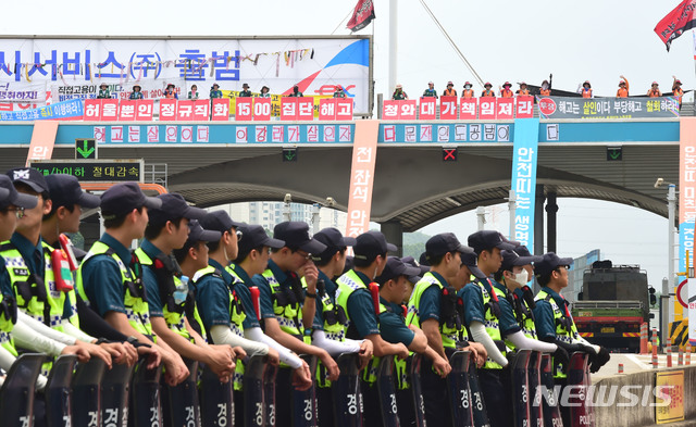 【성남=뉴시스】 김종택 기자 = 30일 오후 경기도 성남시 경부고속도로 서울 톨게이트에서 '한국도로공사 정규직 전환 민주노총 투쟁본부'노조원들이 한국도로공사 용역업체 소속 톨게이트 요금 수납원 직접고용 등을 촉구하며 구조물위에 올라가 고공시위를 벌이고 있다. 2019.06.30.semail3778@naver.com