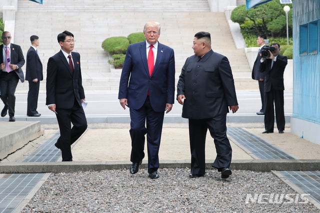【판문점=뉴시스】박진희 기자 = 도널드 트럼프 미국 대통령이 30일 판문점 공동경비구역(JSA) 군사분계선 북측 지역에서 김정은 북한 국무위원장과 만나 군사분계선을 넘어 오고 있다. 2019.06.30.  pak7130@newsis.com