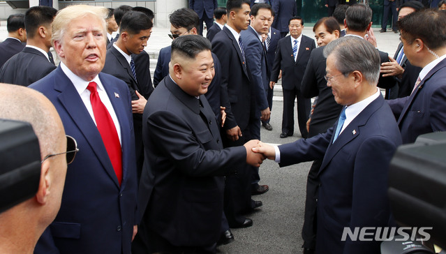 【파주=뉴시스】박진희 기자 = 문재인 대통령과 김정은 북한 국무위원장이 30일 경기 파주 판문점 공동경비구역(JSA) 자유의 집 앞에서 악수하고 있다. 2019.06.30. pak7130@newsis.com