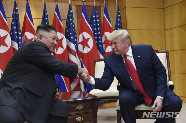 【파주=AP/뉴시스】도널드 트럼프 미국 대통령이 30일 경기도 파주시 비무장지대 판문점 자유의 집에서 김정은 북한 국무위원장과 환담에 앞서 악수하고 있다. 2019.06.30.&nbsp; 