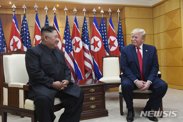 【파주=AP/뉴시스】도널드 트럼프 미국 대통령이 30일 경기도 파주시 비무장지대 판문점 자유의 집에서 김정은 북한 국무위원장과 웃으며 환담하고 있다. 2019.06.30.