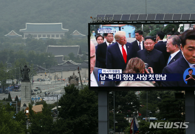 【서울=뉴시스】최동준 기자 = 30일 서울 중구 서울신문사 대형 전광판에 문재인 대통령, 트럼프 미국 대통령, 김정은 북한 국무위원장이 판문점에서 만나는 장면이 방송되고 있다. 2019.06.30.&nbsp; photocdj@newsis.com