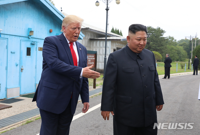 [판문점=뉴시스]도널드 트럼프 미국 대통령과 김정은 북한 국무위원장이 2019년 6월30일 판문점 남측지역인 자유의 집 앞에서 잠시 대화하고 있다. 2025.10.01.