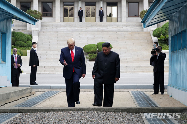 【판문점=뉴시스】박진희 기자 = 도널드 트럼프 미국 대통령이 30일 판문점 공동경비구역(JSA) 군사분계선 북측 지역에서 김정은 북한 국무위원장과 만나 군사분계선을 넘어 오고 있다. 2019.06.30. pak7130@newsis.com