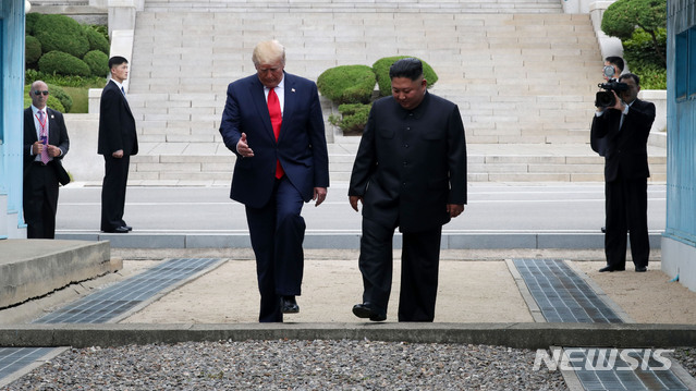 【판문점=뉴시스】박진희 기자 = 도널드 트럼프 미국 대통령이 30일 판문점 공동경비구역(JSA) 군사분계선 북측 지역에서 김정은 북한 국무위원장과 만나 군사분계선을 넘어 오고 있다. 2019.06.30.  pak7130@newsis.com