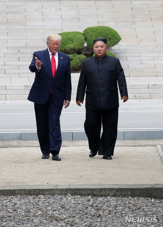 【판문점=뉴시스】박진희 기자 = 도널드 트럼프 미국 대통령이 30일 판문점 공동경비구역(JSA) 군사분계선 북측 지역에서 김정은 북한 국무위원장과 만나 남측으로 향하고 있다. 2019.06.30.&nbsp; pak7130@newsis.com