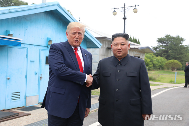 [판문점=뉴시스]박진희 기자 = 도널드 트럼프 미국 대통령과 김정은 북한 국무위원장이 2019년 6월 30일 판문점 남측지역인 자유의 집 앞에서 악수하고 있다. 2026.08.21. pak7130@newsis.com