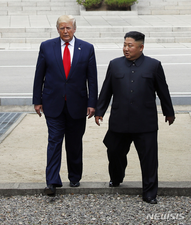 【판문점=뉴시스】박진희 기자 = 도널드 트럼프 미국 대통령과 김정은 북한 국무위원장이 30일 판문점 공동경비구역(JSA) 군사분계선을 넘어 북측으로 갔다 다시 남측으로 넘어오고 있다. 2019.06.30.&nbsp; pak7130@newsis.com