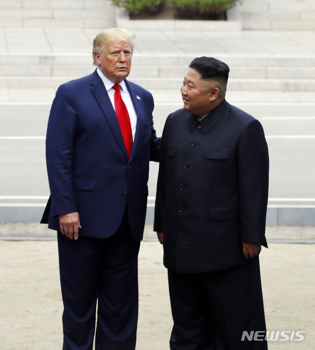 【판문점=뉴시스】박진희 기자 = 도널드 트럼프 미국 대통령과 김정은 북한 국무위원장이 30일 판문점 공동경비구역(JSA) 군사분계선을 넘어 북측으로 갔다 다시 남측으로 넘어오고 있다. 2019.06.30. pak7130@newsis.com