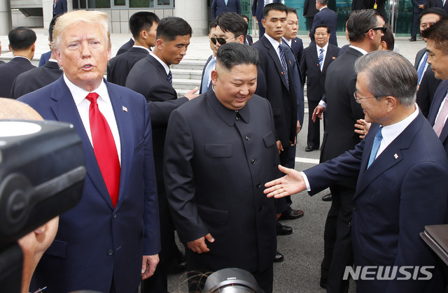【판문점=뉴시스】박진희 기자 = 문재인 대통령이 30일 트럼프 미국 대통령과 함께 판문점 군사분계선을 넘어온 김정은 북한 국무위원장과 인사를 나누고 있다. 2019.06.30. pak7130@newsis.com