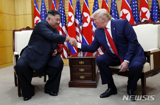 【판문점=뉴시스】박진희 기자 = 도널드 트럼프 미국 대통령과 김정은 북한 국무위원장이 30일 판문점 자유의 집에서 북-미 정상회담에 앞서 악수하고 있다. 2019.06.30.&nbsp; pak7130@newsis.com