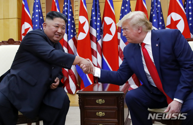 【판문점=뉴시스】박진희 기자 = 도널드 트럼프 미국 대통령과 김정은 북한 국무위원장이 30일 판문점 자유의 집에서 북-미 정상회담에 앞서 악수하고 있다. 2019.06.30. pak7130@newsis.com