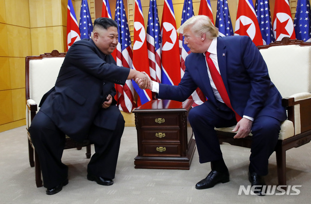 【판문점=뉴시스】박진희 기자 = 도널드 트럼프 미국 대통령과 김정은 북한 국무위원장이 2019년 6월30일 판문점 자유의 집에서 북-미 정상회담에 앞서 악수하고 있다. 2025.7.29. pak7130@newsis.com