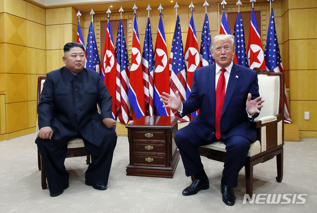 【판문점=뉴시스】박진희 기자 = 도널드 트럼프 미국 대통령과 김정은 북한 국무위원장이 지난 2019년 6월30일 판문점 자유의 집에서 만난 모습. 2025.04.28. pak7130@newsis.com