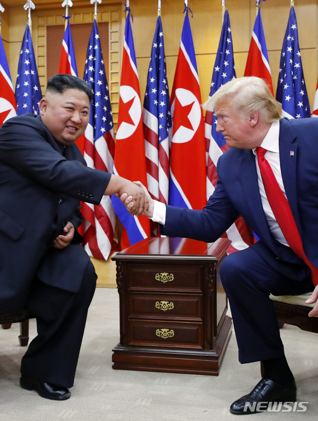 【판문점=뉴시스】박진희 기자 = 도널드 트럼프 미국 대통령과 김정은 북한 국무위원장이 30일 판문점 자유의 집에서 북-미 정상회담을 하기 전 악수하고 있다. 2019.06.30. pak7130@newsis.com