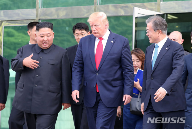 【판문점=뉴시스】박진희 기자 = 문재인 대통령과 김정은 북한 국무위원장, 도널드 트럼프 미국 대통령이 30일 경기 파주 판문점 공동경비구역(JSA) 자유의 집에서 회담을 마친뒤, 이야기를 나누며 복귀하고 있다. 2019.06.30. pak7130@newsis.com