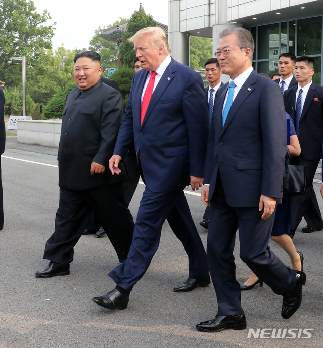 【파주=뉴시스】박진희 기자 = 문재인 대통령과 김정은 북한 국무위원장, 도널드 트럼프 미국 대통령이 30일 경기 파주 판문점 자유의 집에서 회담을 마친 뒤 대화를 나누며 나오고 있다. 2019.06.30. pak7130@newsis.com