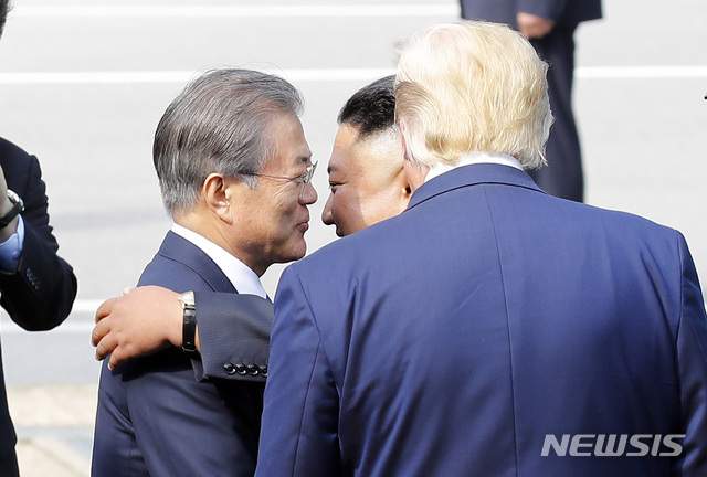 【판문점=뉴시스】박진희 기자 = 문재인 대통령이 30일 판문점 자유의 집에서 트럼프 미국 대통령과의 정상회담을 끝내고 북으로 돌아가는 김정은 북한 국무위원장과 포옹을 하고 있다. 2019.06.30.&nbsp; pak7130@newsis.com