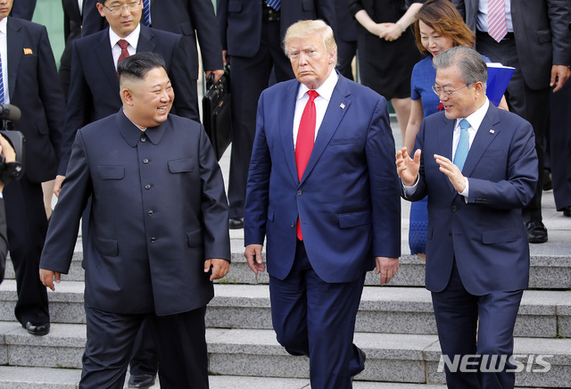【판문점=뉴시스】박진희 기자 = 문재인 대통령이 30일 판문점 자유의 집에서 열린 김정은 북한 국무위원장과 트럼프 미국 대통령의 정상회담을 끝내고 나오며 이야기를 나누고 있다. 2019.06.30. pak7130@newsis.com