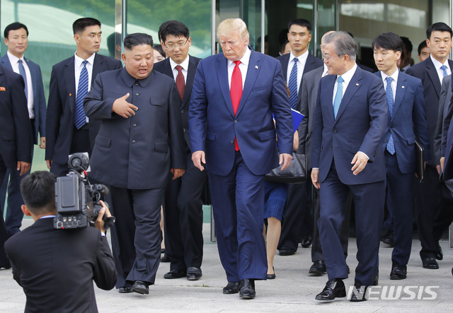 【판문점=뉴시스】박진희 기자 = 문재인 대통령이 30일 판문점 자유의 집에서 열린 김정은 북한 국무위원장과 트럼프 미국 대통령의 정상회담을 끝내고 나오며 이야기를 나누고 있다. 2019.06.30. pak7130@newsis.com