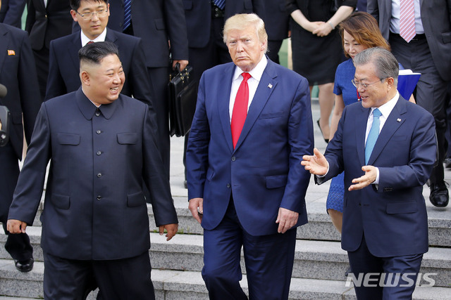 【판문점=뉴시스】박진희 기자 = 문재인 대통령이 30일 판문점 자유의 집에서 열린 김정은 북한 국무위원장과 트럼프 미국 대통령의 정상회담을 끝내고 나오며 이야기를 나누고 있다. 2019.06.30. pak7130@newsis.com