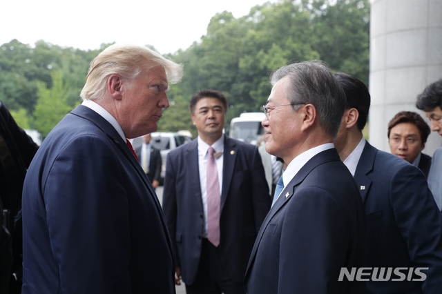 【판문점=뉴시스】박진희 기자 = 문재인 대통령이 30일 판문점 자유의 집에서 북미 회담을 마친 도널드 트럼프 미국 대통령을 환송하고 있다. pak7130@newsis.com