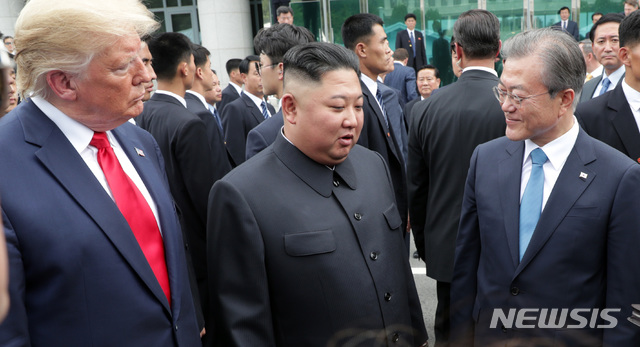 [판문점=뉴시스]지난해 6월30일 판문점에서 만난 문재인 대통령과 김정은 북한 국무위원장, 도널드 트럼프 미국 대통령의 모습. (사진=뉴시스DB). 2019.06.30. 