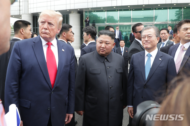 【판문점=뉴시스】박진희 기자 = 문재인 대통령과 김정은 북한 국무위원장, 도널드 트럼프 미국 대통령이 30일 판문점 공동경비구역(JSA) 자유의 집 앞에서 대화하고 있다. 2019.06.30.&nbsp;&nbsp; pak7130@newsis.com 
