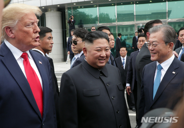 【판문점=뉴시스】박진희 기자 = 문재인 대통령이 30일 판문점 자유의 집 앞에서 김정은 북한 국무위원장, 트럼프 미국 대통령과 이야기를 나누고 있다. 2019.06.30.&nbsp; pak7130@newsis.com