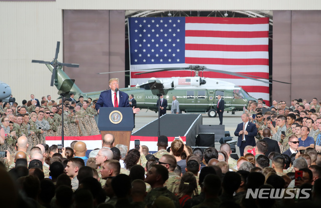【평택=뉴시스】이영환 기자 = 도널드 트럼프(Donald Trump) 미국 대통령이 30일 오후 경기 평택시 주한미군 오산 공군기지에서 연설을 하고 있다. 2019.06.30. 20hwan@newsis.com