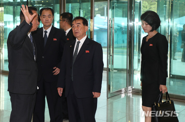 【판문점=뉴시스】박진희 기자 = 지난 2019년 도널드 트럼프 미국 대통령과 김정은 북한 국무위원장의 회동이 예정됐을 당시 김창선(가운데) 북한 국무위원회 부장과 실무진들이 남측 자유의 집 회담장을 찾아 살펴보고 있다. 2019.06.30. pak7130@newsis.com