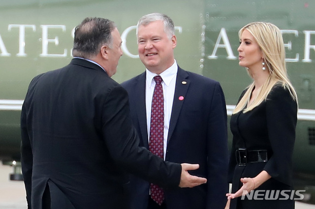 【평택=뉴시스】이영환 기자 = 도널드 트럼프(Donald Trump) 미국 대통령이 30일 오후 경기 평택시 주한미군 오산 공군기지에서 연설을 하는 가운데 마이크 폼페이오 미 국무부 장관, 스티븐 비건 미 국무부 대북정책특별대표, 이방카 트럼프 백악관 선임보좌관이 대화를 하고 있다. 2019.06.30. 20hwan@newsis.com