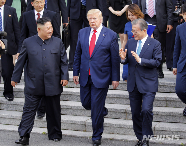 【판문점=뉴시스】박진희 기자 = 김정은 북한 국무위원장과 도날드 트럼프 미국 대통령이 30일 판문점 공동경비구역(JSA) 자유의 집에서 회동을 마치고 나오고 있다. 오른쪽은 문재인 대통령. 2019.06.30.&nbsp; pak7130@newsis.com