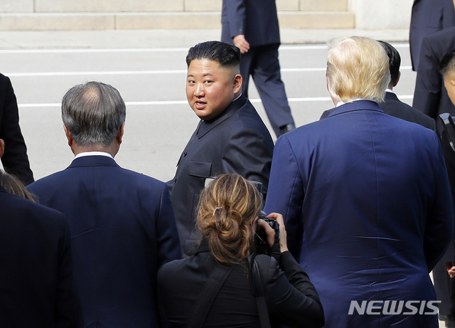 【판문점=뉴시스】박진희 기자 = 도날드 트럼프 미국 대통령이 30일 판문점 공동경비구역(JSA)에서 북미회동을 마치고 김정은 북한 국무위원장을 배웅하고 있다. 2019.06.30.&nbsp; pak7130@newsis.com