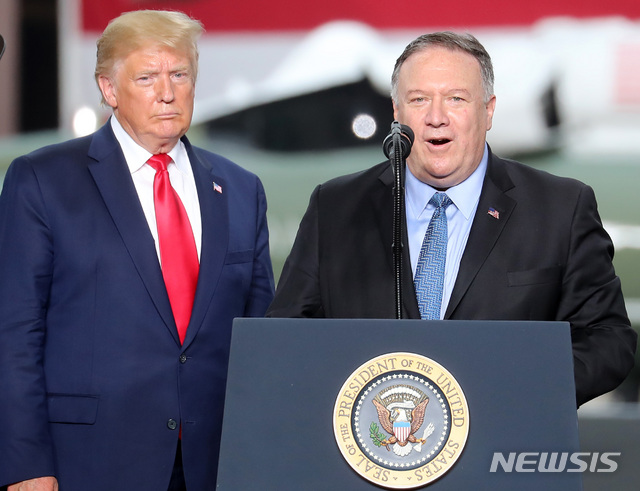 【평택=뉴시스】이영환 기자 = 도널드 트럼프(Donald Trump) 미국 대통령이 30일 오후 경기 평택시 주한미군 오산 공군기지에서 연설을 하던 중 마이크 폼페이오 미 국무부 장관이 단상에 올라 발언을 하고 있다. 2019.06.30.&nbsp; 20hwan@newsis.com