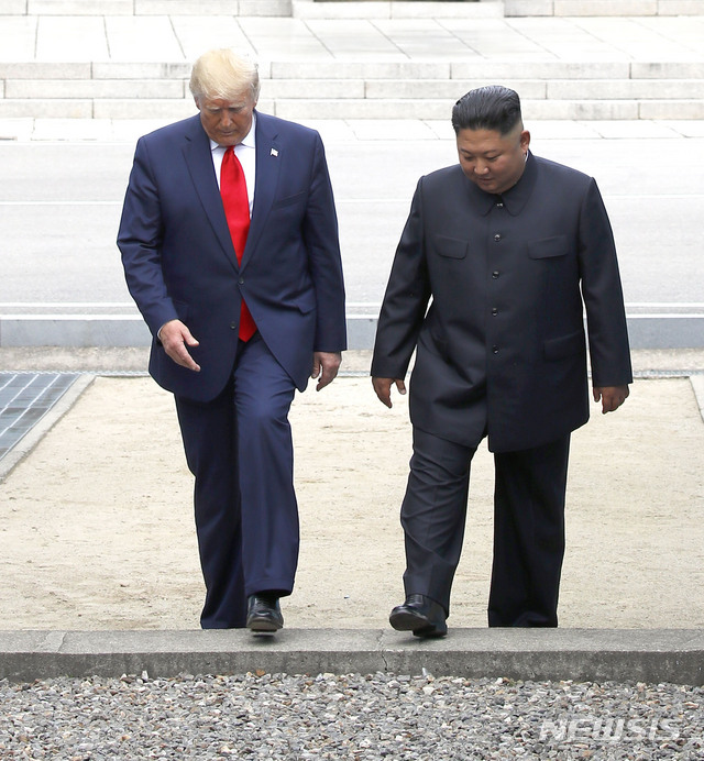 【판문점=뉴시스】박진희 기자 = 도널드 트럼프 미국 대통령과 김정은 북한 국무위원장이 30일 판문점 공동경비구역(JSA) 군사분계선을 넘어 북측으로 갔다 다시 남측으로 넘어오고 있다. 2019.06.30.&nbsp; pak7130@newsis.com