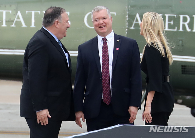 [평택=뉴시스]이영환 기자 = 도널드 트럼프 당시 미국 대통령이 2019년 6월30일 경기 평택시 주한미군 오산 공군기지에서 연설을 하는 가운데 마이크 폼페이오 미 국무부 장관, 스티븐 비건 미 국무부 대북정책특별대표, 이방카 트럼프 백악관 선임보좌관이 미소를 짓고 있다. 2024.05.01. 20hwan@newsis.com