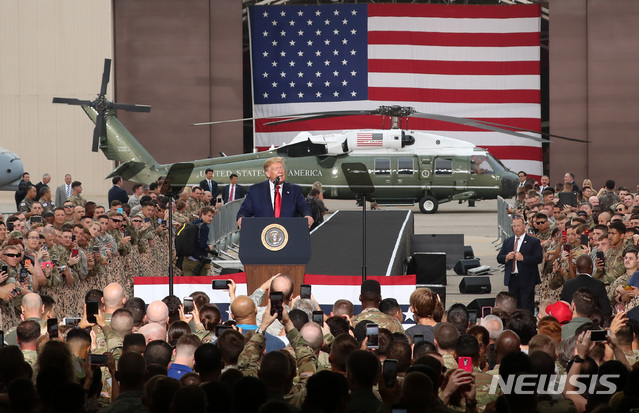 【평택=뉴시스】이영환 기자 = 도널드 트럼프(Donald Trump) 미국 대통령이 30일 오후 경기 평택시 주한미군 오산 공군기지에서 연설을 하고 있다. 2019.06.30. 20hwan@newsis.com