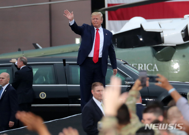 【평택=뉴시스】이영환 기자 = 도널드 트럼프(Donald Trump) 미국 대통령이 30일 오후 경기 평택시 주한미군 오산 공군기지에서 연설을 마치고 주한미군 장병들에게 인사를 하고 있다.2019.06.30. 20hwan@newsis.com