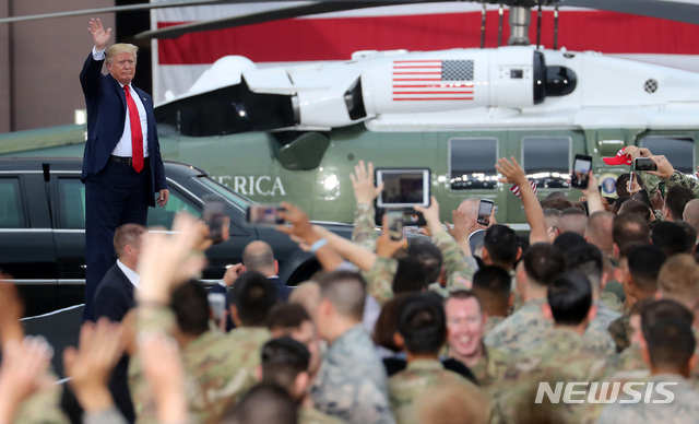 【평택=뉴시스】이영환 기자 = 지난해 한국을 방문한 도널드 트럼프(Donald Trump) 미국 대통령이 경기 평택시 주한미군 오산 공군기지에서 연설을 마치고 주한미군 장병들에게 인사를 하고 있다. 2019.06.30. 20hwan@newsis.com 