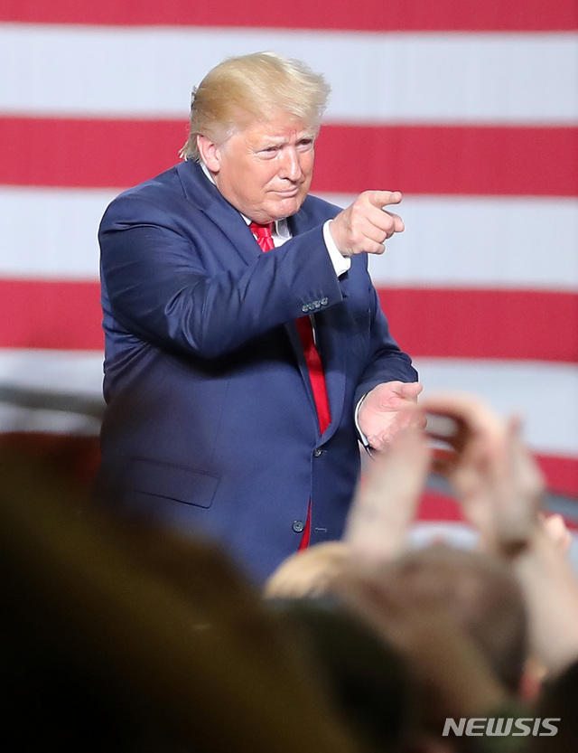 【평택=뉴시스】이영환 기자 = 도널드 트럼프(Donald Trump) 미국 대통령이 30일 오후 경기 평택시 주한미군 오산 공군기지에서 연설을 마치고 이동하며 손짓을 하고 있다.2019.06.30. 20hwan@newsis.com