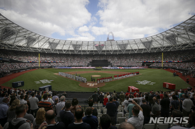 【런던=AP/뉴시스】 1일(한국시간) 영국 런던의 올림픽 스타디움에서 열린 뉴욕 양키스와 보스턴 레드삭스의 2019 메이저리그(MLB) 런던시리즈 2차전.