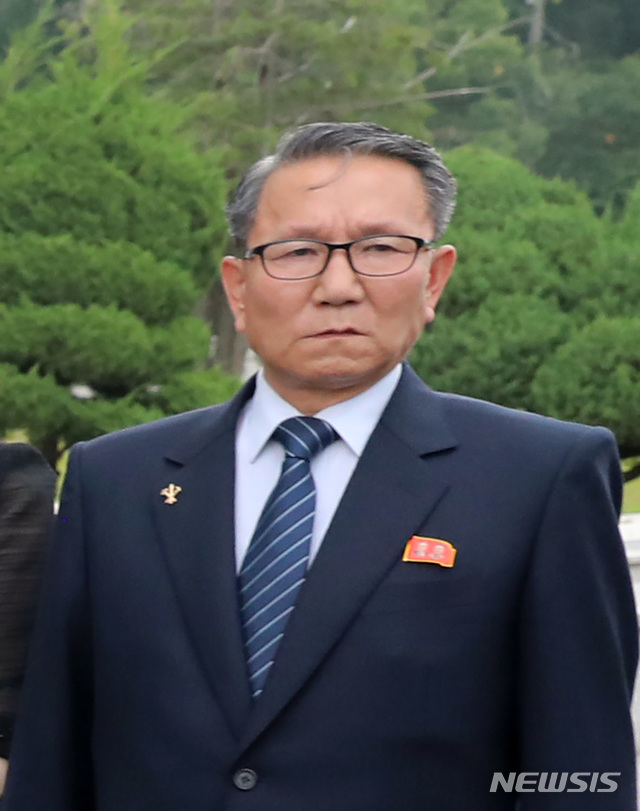 【판문점=뉴시스】박진희 기자 = 30일 판문점 자유의 집에서 열린 북미 판문점회동에 대남관계를 총괄하는 장금철(사진) 조선노동당 통일전선부장도 수행한 것으로 확인됐다. 장 부장은 지난 4월 10일 열린 노동당 7기 4차 전원회의에서 해임된 김영철 부장 후임으로 통일전선부장에 임명됐으나 그 동안 공개석상에 모습을 드러내지 않았다. 장 부장의 공개석상 등장은 북한의 대남라인 정비가 끝났다는 것을 의미해 향후 북한이 남북관계에 어떻게 나올지 주목해야 할 대목이다. 2019.06.30.pak7130@newsis.com