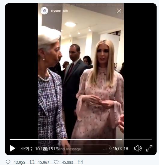 【서울=뉴시스】 도널드 트럼프 미국 대통령의 딸인 이방카 트럼프 백악관 선임보좌관이 주요 20개국(G20) 정상회의에서 에마뉘엘 마크롱 프랑스 대통령, 크리스틴 라가르드 국제통화기금(IMF) 총재 등과 대화하는 모습 영상 캡처. 왼쪽은 라가르드 총재, 오른쪽은 이방카 보좌관. 영상이 공개된 뒤 전문 지식도 없는 이방카 보좌관이 대통령의 딸이란 이유로 국제무대에서 미국을 대표하고 있다는 비난이 다시 불거졌다. 2019.07.01.