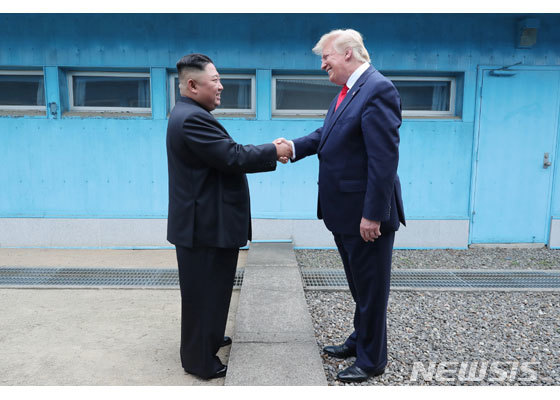 【서울=뉴시스】김정은 북한 국무위원장과 도널드 트럼프 미 대통령이 지난 30일 판문점 군사분계선을 사이에 두고 만나 악수를 하고 있다. (출처=노동신문 캡처) 2019.07.01 