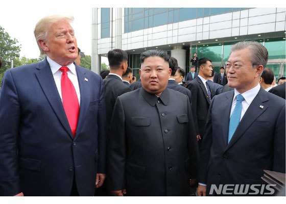 【서울=뉴시스】판문점 남측 지역으로 건너 온 김정은 북한 국무위원장을 사이에 두고 트럼프 대통령과 문재인 대통령이 환담하고 있다. (출처+노동신문 캡처) 2019.07.01 